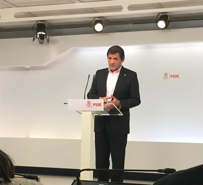 Javier Fernández en rueda de prensa en Ferraz tras reunirse con los sindicatos | TWITTER DEL PSOE ep javier fernandezruedaprensaferrazreunirselos sindicatos