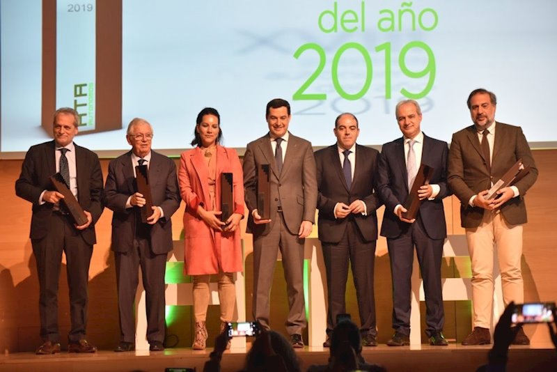 ep juanma moreno centro junto a lorenzo amor y el resto de galardonados