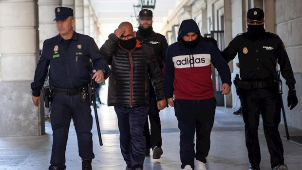 ep la policia conduce a los acusados del triple crimen de dos hermanas