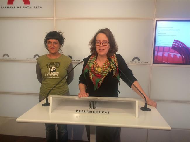 Las diputadas de la CUP Eulàlia Reguant y Anna Gabriel | EUROPA PRESS ep las diputadasla cup eullia reguantanna gabriel