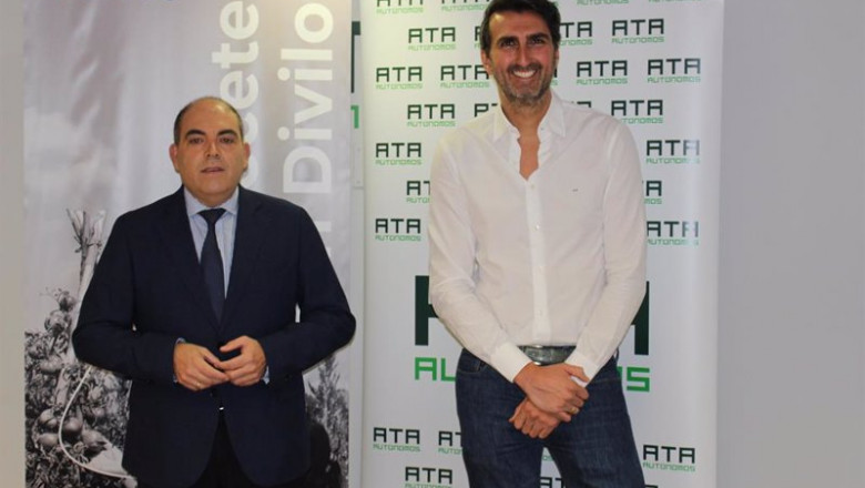 Lorenzo Amor, presidente de ATA, y Juan Guruceta, Fundador y CEO de Divilo, en la firma del convenio. | ATA ep lorenzo amor presidente de ata y juan guruceta fundador y ceo de divilo en la firma del convenio