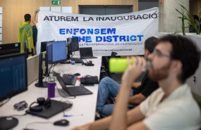 ep manifestantes en favor del derecho a la vivienda ocupan el edificio del distrito administrativo