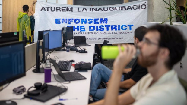 ep manifestantes en favor del derecho a la vivienda ocupan el edificio del distrito administrativo