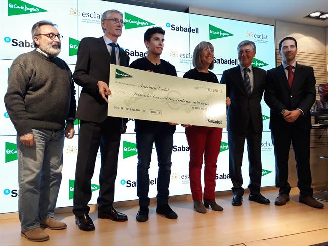 Marc Márquez entrega el cheque a la Asociación Esclat | EUROPA PRESS ep marc marquez entregachequela asociacion esclat