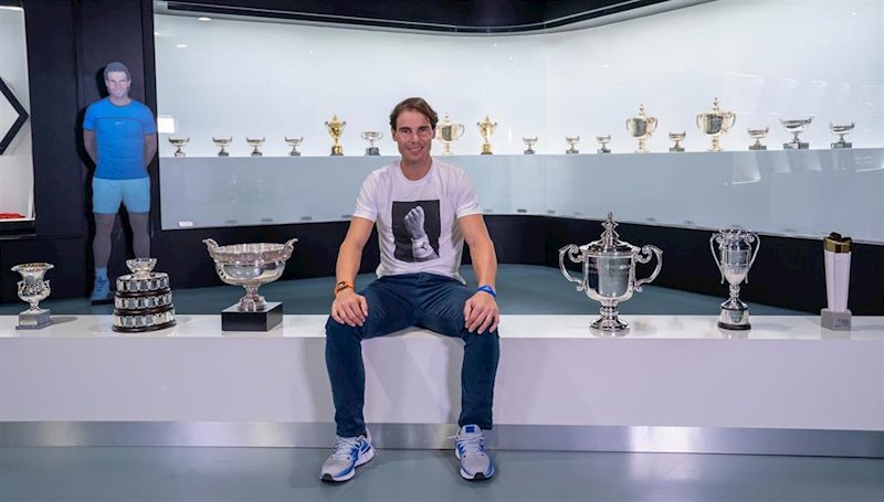 ep rafa nadal posa con sus trofeos de 2019 en su museo