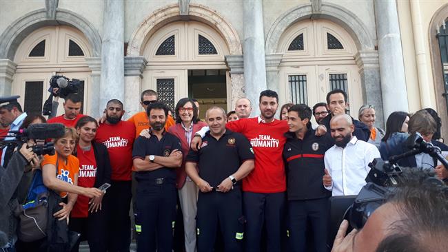 Rosa Aguilar con los bomberos sevillanos | JUNTA DE ANDALUCÍA ep rosa aguilarlos bomberos sevillanos