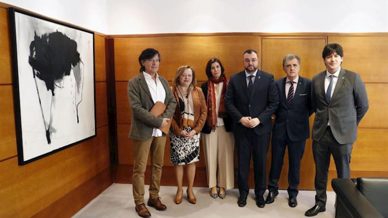 Rosa Menéndez, segunda por la izquierda, durante la recepción del presidente asturiano, Adrián Barbón, a la hija de la científica Margarita Salas, Lucía Viñuela, y al catedrático de bioquímica Carlos López Otín. | PRENSA PRINCIPADO. ep rosa menendez segunda por la izquierda durante la recepcion del presidente asturiano adrian
