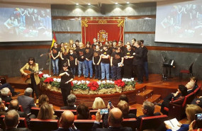 ep rozalen y su interprete de signos beatriz romero interpretando una cancion en la sede del consejo