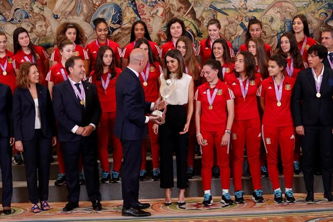 Rubiales muestra a Doña Letizia el trofeo de campeonas de Europa de la Sub17 | PRENSA CASA REAL ep rubiales muestradona letiziatrofeocampeonaseuropala sub17