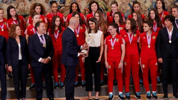 ep rubiales muestradona letiziatrofeocampeonaseuropala sub17