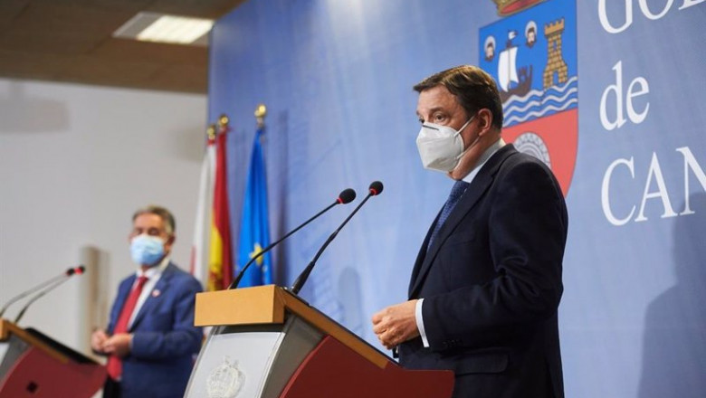 Rueda de prensa del ministro de Agricultura, Luis Planas, durante su visita a Cantabria, junto al presidente autonómico, Miguel Ángel Revilla | JUAN MANUEL SERRANO ARCE - EUROPA PRESS ep rueda de prensa del ministro de agricultura luis planas durante su visita a cantabria junto al