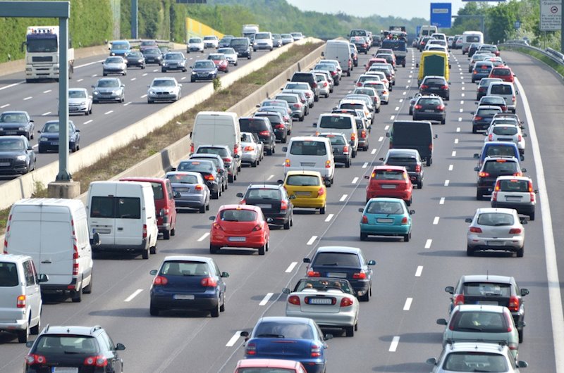 Madrid acumula kilómetros de atascos antes de las nuevas restricciones a la movilidad