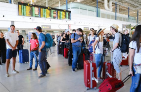 ep turistas en el aeropuerto de fuerteventura en canarias