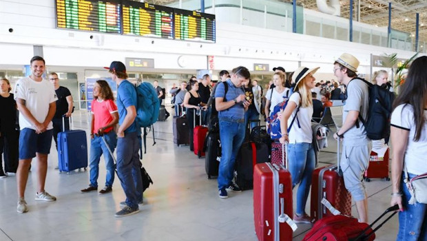 ep turistas en el aeropuerto de fuerteventura en canarias