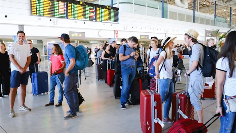 ep turistas en el aeropuerto de fuerteventura en canarias