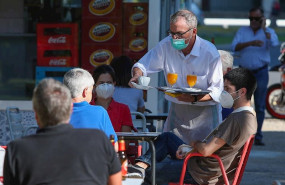 ep un camarero sirve a los clientes en una terraza de un bar despues de que el ministerio de sanidad