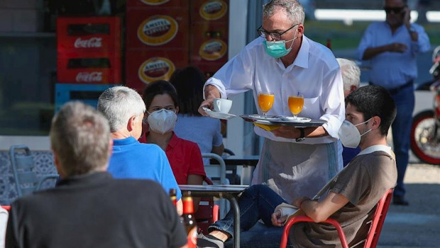 ep un camarero sirve a los clientes en una terraza de un bar despues de que el ministerio de sanidad