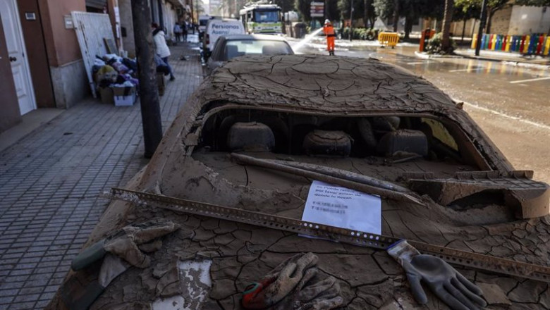 ep un coche cubierto de barro a 28 de noviembre de 2024 en paiporta valencia comunidad valenciana ep un coche cubierto de barro a 28 de noviembre de 2024 en paiporta valencia comunidad valenciana