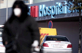 ep un hombre con mascarilla camina por las zonas exteriores del hospital de torrejon donde se 20200302135504