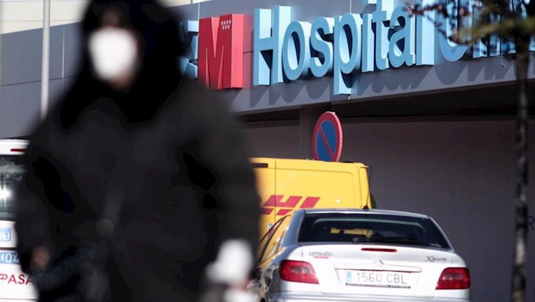 ep un hombre con mascarilla camina por las zonas exteriores del hospital de torrejon donde se 20200302135504
