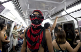 ep un hombre se cubre la cara con sus ropas mientras viaja en el metro de rio de janeiro
