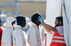 ep un miembrocruz roja atiendeinmigrantes llegadospuertomalaga