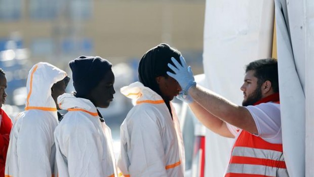 ep un miembrocruz roja atiendeinmigrantes llegadospuertomalaga