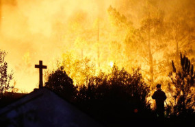 ep un vecino ve el avance del fuego a 25 de agosto de 2025 en a pobra de brollon lugo galicia espana