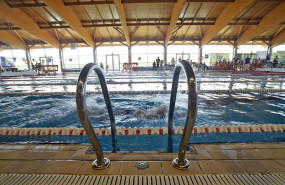 ep una piscina publica en una foto de archivo