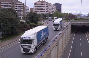 ep varios camiones en una carretera de cantabria