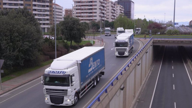 ep varios camiones en una carretera de cantabria