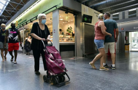 ep varios clientes realizan compras en el mercado de sant anton barcelona