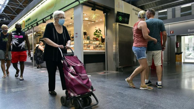 ep varios clientes realizan compras en el mercado de sant anton barcelona