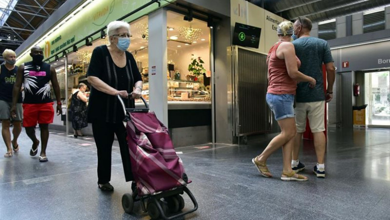 ep varios clientes realizan compras en el mercado de sant anton barcelona