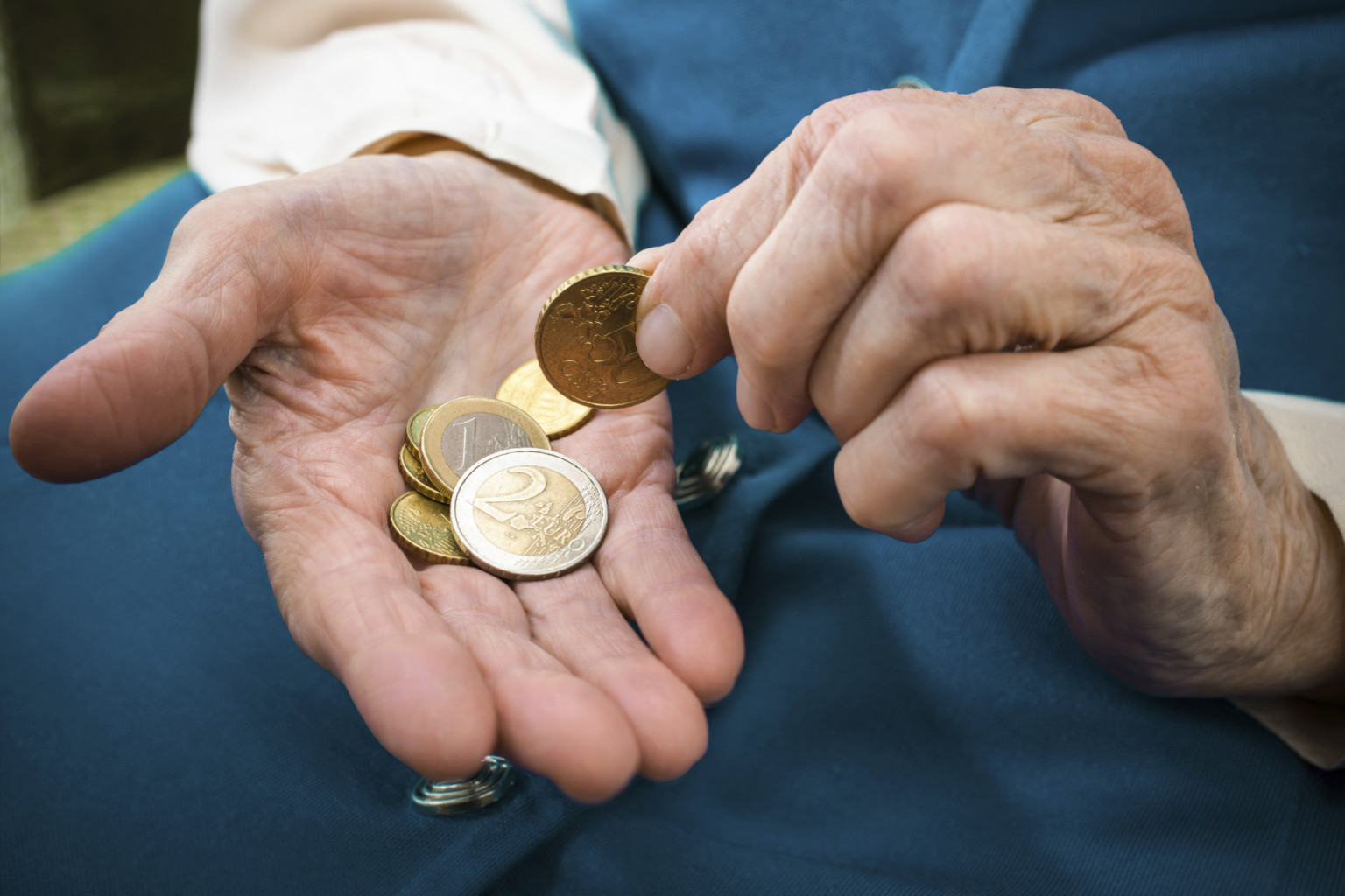 Francia planea elevar a los 64 años la edad para cobrar la pensión máxima