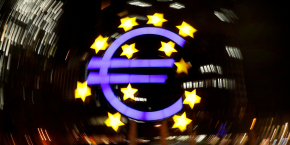 photo d archives du signe euro devant l ancien siege de la banque centrale europeenne a francfort en allemagne 20221117111016 