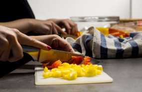 1569348426 mujer cortando comida