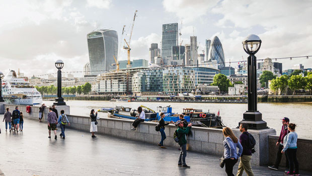 dl ciudad de londres río támesis banco sur más londres caminando peatones viajando trabajadores turistas verano oficinas edificios milla cuadrada distrito financiero unsplash