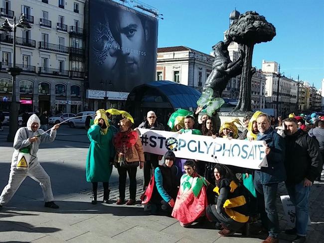 Acción de protesta en la Puerta del Sol contra el glifosato | ECOLOGISTAS EN ACCIÓN ep accionprotestala puertasolglifosato