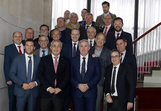 Alejandro Blanco rodeado de presidentes de federaciones olímpicas | NACHO CASARES ep alejandro blanco rodeadopresidentesfederaciones olimpicas
