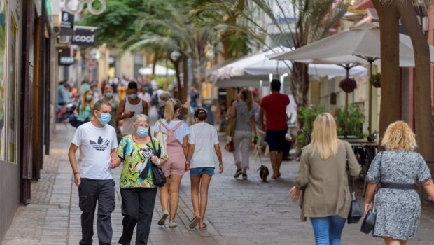 ep archivo   gente con mascarilla paseando por la calle teobaldo power en santa cruz de tenerife