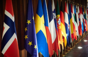 ep archivo   imagen de archivo de la bandera de la union europea junto a varias banderas de los