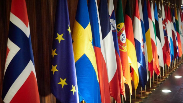 ep archivo imagen de archivo de la bandera de la union europea junto a varias banderas de los ep archivo imagen de archivo de la bandera de la union europea junto a varias banderas de los