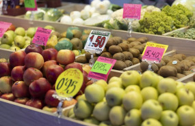 ep archivo   manzanas y otras frutas en una fruteria en un puesto de un mercado a 15 de marzo de