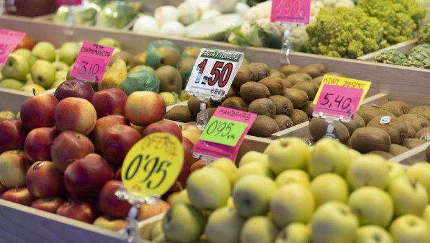 ep archivo   manzanas y otras frutas en una fruteria en un puesto de un mercado a 15 de marzo de