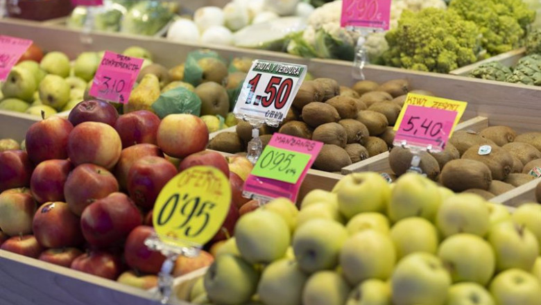 ep archivo manzanas y otras frutas en una fruteria en un puesto de un mercado a 15 de marzo de ep archivo manzanas y otras frutas en una fruteria en un puesto de un mercado a 15 de marzo de