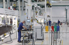 ep archivo   operario de airbus trabajando en la nueva linea de produccion a 18 de diciembre de 2024