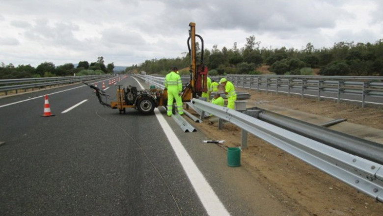 Archivo - Operario en una carretera | MINISERTO DE TRANSPORTES - Archivo ep archivo operario en una carretera
