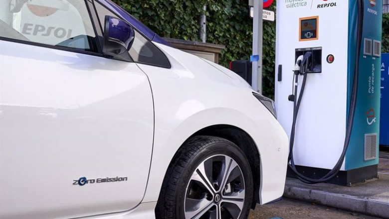 ep archivo   punto de recarga fruto del acuerdo entre nissan y repsol