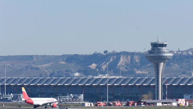ep archivo   un avion aparcado en la pista en el aeropuerto adolfo suarez madrid barajas a 8 de